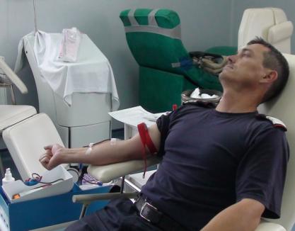 Alt mod de a salva vieţi pentru pompieri: timp de o lună sunt donatori de sânge